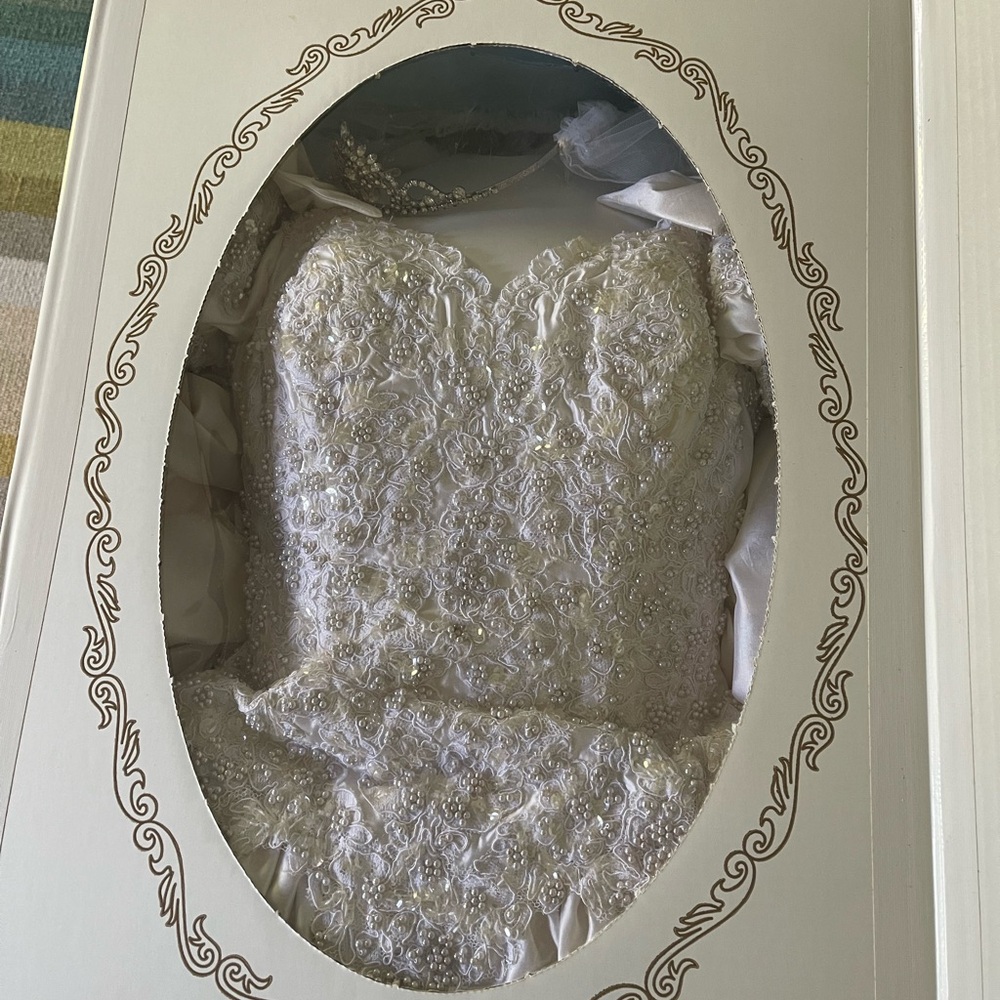 Exquisite White Lace Wedding Dress. Preserved after 1 wear. Size 8 altered